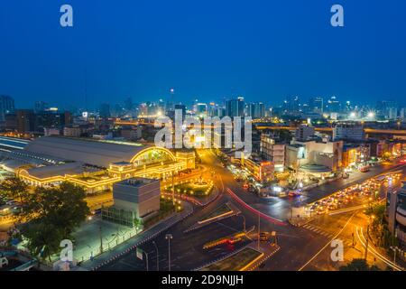 BANGKOK, THAÏLANDE - MARS 24 : gare centrale de Bangkok (gare de Hua Lamphong) et MRT satation avec vue sur la zone Bangkok le 24 MARS 2018 Banque D'Images