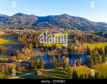 Schönauer Weiher, Bad Heilbrunn, pays de Tölzer, image de drone, contreforts alpins, haute-Bavière, Bavière, Allemagne Banque D'Images