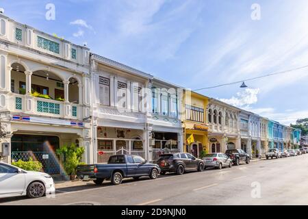 Phuket, Thaïlande - 5 MAI 2015 : ancien bâtiment de style portugais Chino à Phuket le 5 mai 2015 à Phuket, Thaïlande. Le vieux bâtiment est une famille très ancienne Banque D'Images