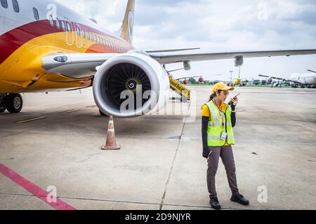 BANGKOK THAÏLANDE - 29 MAI 2016 : une femme de l'aéroport Don Mueang coordonne un contrôle avant le décollage de l'avion. Banque D'Images