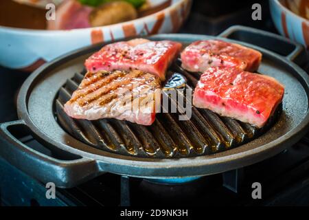 Bœuf Wagyu de qualité A5 grillé sur une poêle chaude dans un style japonais. Mise au point douce Banque D'Images