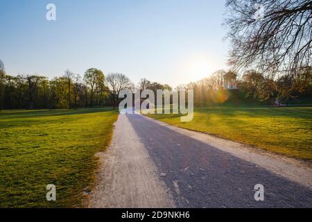 Chemin dans le jardin anglais déserté, lever du soleil à Monopteros, Munich, haute-Bavière, Bavière, Allemagne Banque D'Images