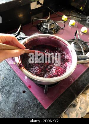 Faire cuire les mûres dans une casserole pour faire de la confiture. Confiture de blackberry maison. Banque D'Images