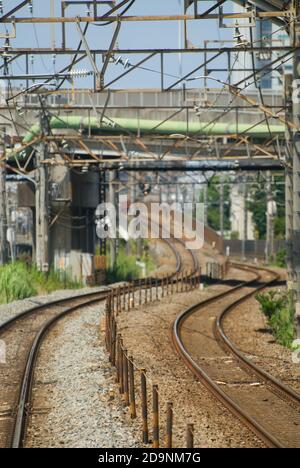 Train de banlieue traversant un cadre urbain. Banque D'Images