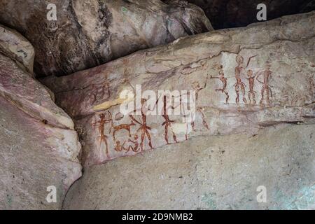 Peintures rupestres préhistoriques dans une forêt montagneuse profonde à Khao Chan Ngam, Nakhon Ratchasima Thaïlande Banque D'Images