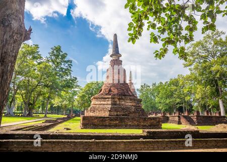 Point de repère de l'ancien chedi fait de briques anciennes dans le parc historique de Kamphaeng Phet, Thaïlande. Banque D'Images