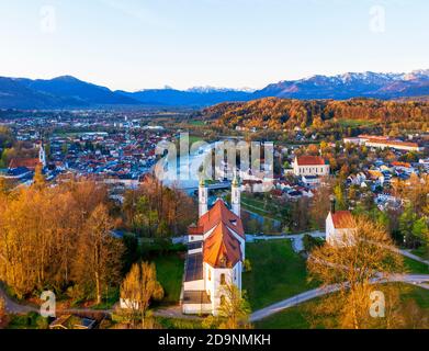 Église Sainte-Croix et Chapelle Leonhardi sur Kalvarienberg dans la lumière du matin, au-dessous de la ville paroissiale Maria Himmelfahrt et église franciscaine, Isar, Bad Tölz, Isarwinkel, les contreforts alpins, image de drone, haute-Bavière, Bavière, Allemagne Banque D'Images