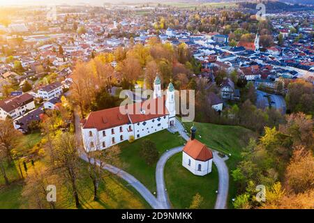 Église Sainte-Croix et Chapelle Leonhardi au lever du soleil, Kalvarienberg, Bad Tölz, Isarwinkel, forêt alpine, image de drone, haute-Bavière, Bavière, Allemagne Banque D'Images