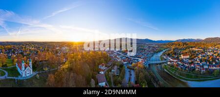 Panorama, Église Sainte-Croix sur Kalvarienberg au lever du soleil, Isar, Bad Tölz, Isarwinkel, contreforts alpins, image de drone, haute-Bavière, Bavière, Allemagne Banque D'Images