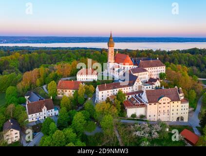 Monastère d'Andechs dans la lumière du matin, Ammersee, Fünfseenland, Pfaffenwinkel, photo de drone, haute-Bavière, Bavière, Allemagne Banque D'Images