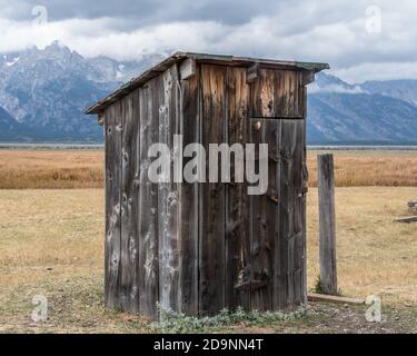 L'ancien Outhouse sur la propriété de Reed Molton sur Mormon Row dans le parc national de Teton, Wyoming, États-Unis. Banque D'Images