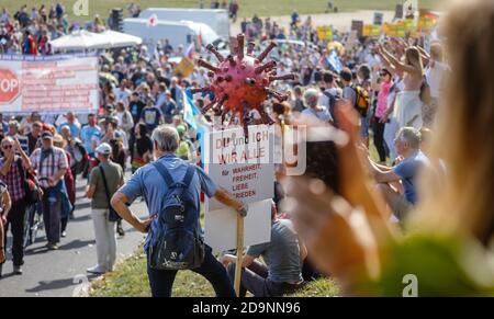 20 septembre 2020, Düsseldorf, Rhénanie-du-Nord-Westphalie, Allemagne - manifestation contre la politique de santé du gouvernement fédéral et les mesures visant à limiter la propagation de la pandémie du coronavirus, démenteurs de corona, opposants aux vaccins et partisans de théories diffuses de conspiration, démontrent contre les restrictions de liberté pour contenir la crise de corona. Banque D'Images