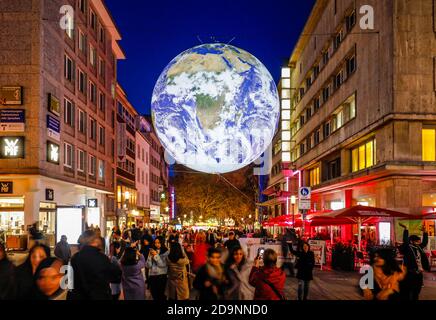 Essen, région de la Ruhr, Rhénanie-du-Nord-Westphalie, Allemagne - Essen Light Festival dans le centre-ville d'Essen, ici l'installation GAIA, le globe lumineux dans la zone piétonne d'Essen est 1.8 millions de fois plus petit que notre planète, Avec son travail, l'artiste Luke Jerram veut sensibiliser les gens à prendre soin de la terre et de l'environnement. Banque D'Images