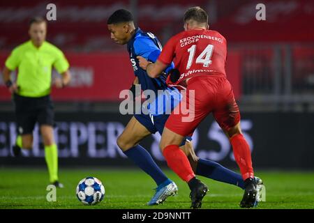 ALMERE, PAYS-BAS - NOVEMBRE 06 : L/R Richonell Margaret de Jong AZ, Damon Mirani de Almere City FC pendant le match néerlandais de Keukenkampioosdivision entre Almere City FC et AZ u21 au stade Yanmar le 6 novembre 2020 à Almere, pays-Bas (photo de Patrick Goosen/Orange Pictures) Banque D'Images
