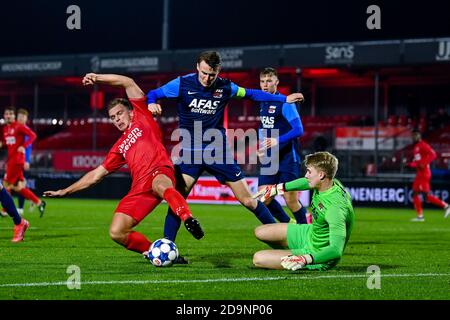 ALMERE, PAYS-BAS - NOVEMBRE 06 : Damon Mirani du FC de la ville d'Almere, pairs Koopmeiners de Jong AZ, gardien de but beau Reus de Jong AZ lors du match néerlandais de Keukenkampioendivisiie entre le FC de la ville d'Almere et l'AZ u21 au stade Yanmar le 6 novembre 2020 à Almere, pays-Bas (photo de Patrick Goosen/Orange Pictures) Banque D'Images