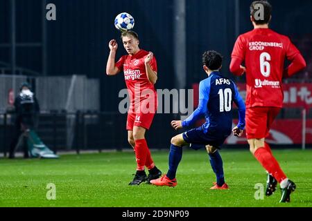 ALMERE, PAYS-BAS - NOVEMBRE 06 : Damon Mirani du FC Almere City, Mohamed Taabouni de Jong AZ lors du match néerlandais de Keukenkampidisenie entre le FC Almere City et l'AZ u21 au stade Yanmar le 6 novembre 2020 à Almere, pays-Bas (photo de Patrick Goosen/Orange Pictures) Banque D'Images