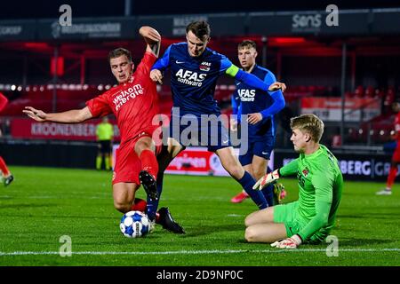 ALMERE, PAYS-BAS - NOVEMBRE 06 : Damon Mirani du FC de la ville d'Almere, pairs Koopmeiners de Jong AZ, gardien de but beau Reus de Jong AZ lors du match néerlandais de Keukenkampioendivisiie entre le FC de la ville d'Almere et l'AZ u21 au stade Yanmar le 6 novembre 2020 à Almere, pays-Bas (photo de Patrick Goosen/Orange Pictures) Banque D'Images