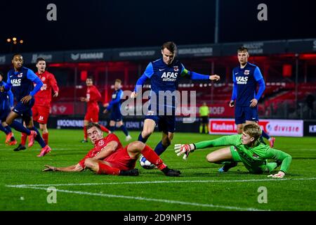 ALMERE, PAYS-BAS - NOVEMBRE 06 : Damon Mirani du FC de la ville d'Almere, pairs Koopmeiners de Jong AZ, gardien de but beau Reus de Jong AZ lors du match néerlandais de Keukenkampioendivisiie entre le FC de la ville d'Almere et l'AZ u21 au stade Yanmar le 6 novembre 2020 à Almere, pays-Bas (photo de Patrick Goosen/Orange Pictures) Banque D'Images