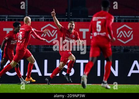 ALMERE, PAYS-BAS - NOVEMBRE 06 : Damon Mirani, du FC Almere City, célèbre son but lors du match néerlandais de Keukenkampidivisioenie entre le FC Almere City et l'AZ u21 au stade Yanmar, le 6 novembre 2020 à Almere, pays-Bas (photo de Patrick Goosen/Orange Pictures) Banque D'Images