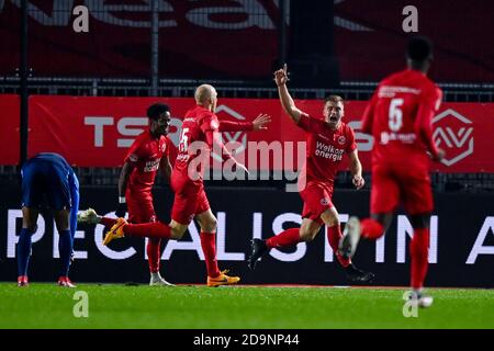 ALMERE, PAYS-BAS - NOVEMBRE 06 : Damon Mirani, du FC Almere City, célèbre son but lors du match néerlandais de Keukenkampidivisioenie entre le FC Almere City et l'AZ u21 au stade Yanmar, le 6 novembre 2020 à Almere, pays-Bas (photo de Patrick Goosen/Orange Pictures) Banque D'Images