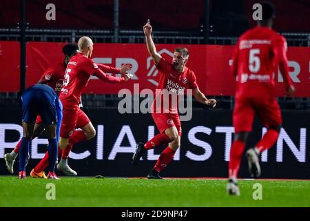 ALMERE, PAYS-BAS - NOVEMBRE 06 : Damon Mirani, du FC Almere City, célèbre son but lors du match néerlandais de Keukenkampidivisioenie entre le FC Almere City et l'AZ u21 au stade Yanmar, le 6 novembre 2020 à Almere, pays-Bas (photo de Patrick Goosen/Orange Pictures) Banque D'Images