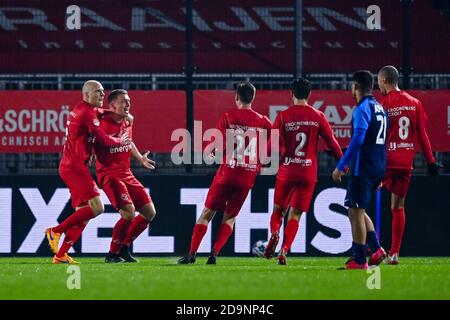 ALMERE, PAYS-BAS - NOVEMBRE 06 : Damon Mirani du FC Almere City (2L) célèbre son but avec ses coéquipiers lors du match hollandais Keukenkampidicenoenie entre le FC Almere City et l'AZ u21 au stade Yanmar le 6 novembre 2020 à Almere, pays-Bas (photo de Patrick Goosen/Orange Pictures) Banque D'Images