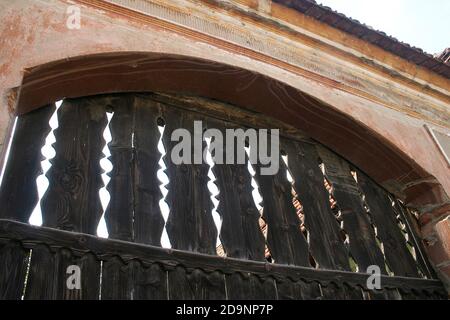 Comté de Brasov, Roumanie. Porte en bois décorée par un artisan local avec des sculptures traditionnelles. Banque D'Images