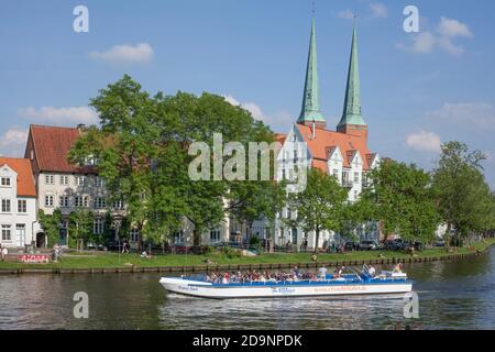 Maisons historiques sur l'Obertrave avec cathédrale de Lübeck et bateau d'excursion, Lübeck, Schleswig-Holstein, Allemagne, Europe Banque D'Images