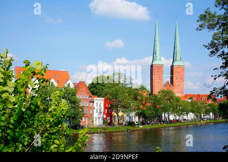 Maisons historiques sur l'Obertrave avec la cathédrale de Luebeck, Luebeck, Schleswig-Holstein, Allemagne, Europe Banque D'Images