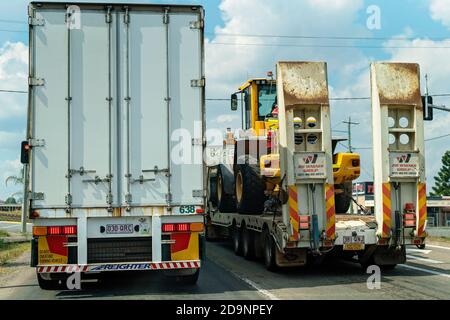 Rockhampton, Queensland, Australie - 16 septembre 2019 : deux semi-remorques sur l'autoroute qui déplacent leur cargaison par la route Banque D'Images