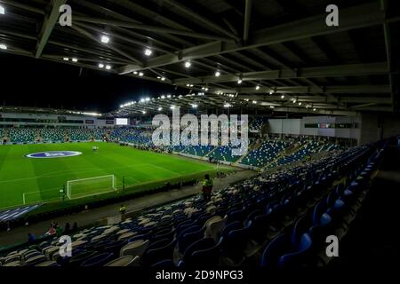 6 novembre 2019. Qualifications Euro 2020 de l'UEFA au stade national de football de Windsor Park, Belfast. Irlande du Nord 0 pays-Bas 0. Le terrain de Windsor Park s'est éclairé avant le match. Banque D'Images