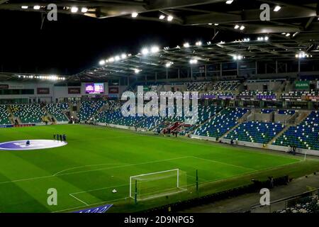 6 novembre 2019. Qualifications Euro 2020 de l'UEFA au stade national de football de Windsor Park, Belfast. Irlande du Nord 0 pays-Bas 0. Le terrain de Windsor Park s'est éclairé avant le match. Banque D'Images