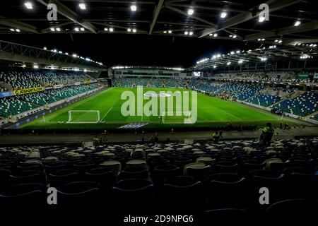 6 novembre 2019. Qualifications Euro 2020 de l'UEFA au stade national de football de Windsor Park, Belfast. Irlande du Nord 0 pays-Bas 0. Le terrain de Windsor Park s'est éclairé avant le match. Banque D'Images