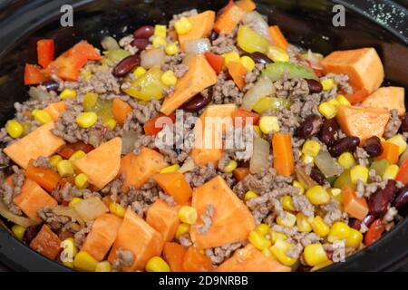 Démarrage de la cuisson du Chili con carne dans une cuisinière lente Banque D'Images