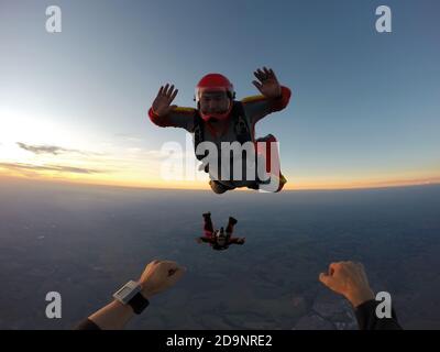 Homme senior de parachutisme au coucher du soleil Banque D'Images