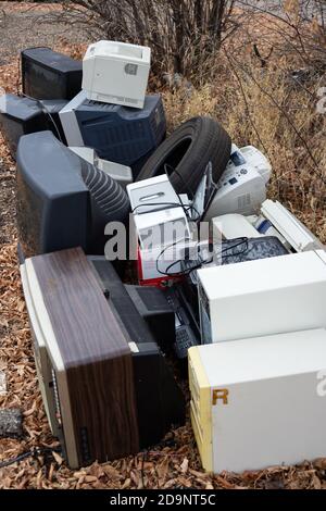 déchets de recyclage électronique, pile de vieux téléviseurs, vieux ordinateurs, vieille technologie en attente de recyclage Banque D'Images