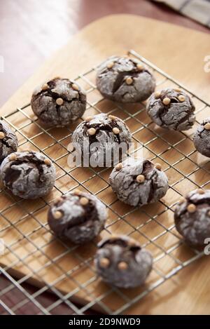 Biscuits de chocolat au visage fissurés sur le panier de refroidissement Banque D'Images