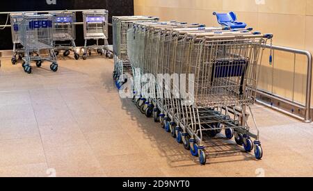 Brisbane, Queensland, Australie : 24 septembre 2019 : chariots à provisions garés dans un supermarché pour les clients Banque D'Images