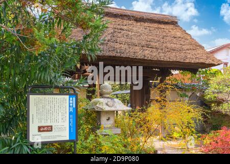 tokyo, japon - novembre 05 2020 : panneau d'information du temple bouddhiste Tamonji désigné propriété culturelle tangible avec une lanterne en pierre et Banque D'Images