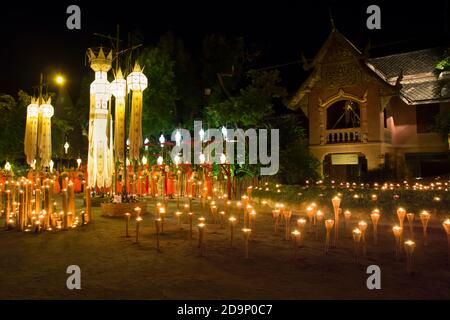 CHIANG MAI THAÏLANDE - NOVEMBRE 9 : le festival Yee-Peng est une culture importante en Thaïlande, les bougies de lumière de moine bouddhiste et la méditation au Bouddha. Non Banque D'Images