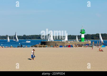 Schleswig-Holstein, station balnéaire Baltique Travemünde. Vue depuis la promenade sur la plage jusqu'à la mer Baltique. Banque D'Images