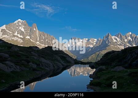 France, haute-Savoie, Alpes, aiguille verte (3842 m à gauche), grandes Jorasses (4208 m midden) se reflétant dans un lac et aiguilles de Chamonix (à droite) Banque D'Images