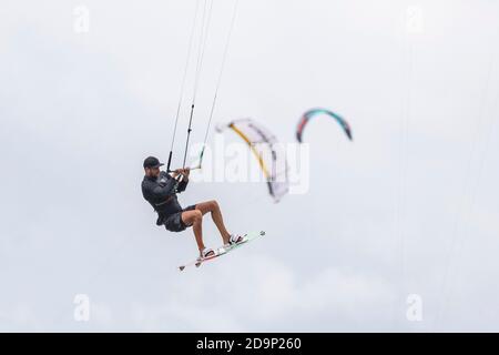 Un surfeur cerf-volant surmonte de forts vents causés par l'ouragan Dorian qui approche le 31 août 2019 à Isle of Palms, en Caroline du Sud. La tempête de monstres lente a dévasté les Bahamas et devrait atteindre Charleston en catégorie 2 d'ici jeudi matin. Banque D'Images