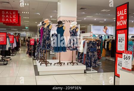 Brisbane, Queensland, Australie - 25 septembre 2019 : mannequins habillés dans les dernières mode pour femmes en magasin Banque D'Images