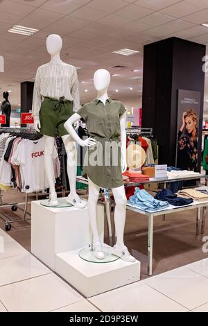 Brisbane, Queensland, Australie - 25 septembre 2019 : mannequins en magasin qui modélisent les toutes dernières mode pour femmes Banque D'Images