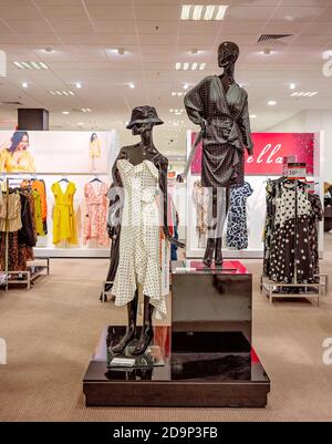 Brisbane, Queensland, Australie - 25 septembre 2019 : mannequins en magasin qui modélisent la dernière mode féminine Banque D'Images