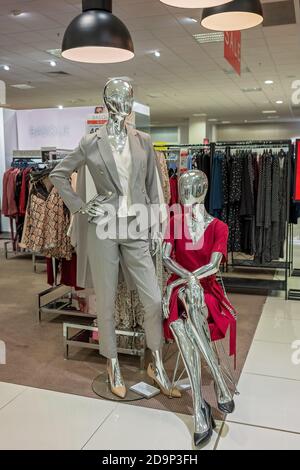 Brisbane, Queensland, Australie - 25 septembre 2019 : mannequins en magasin qui modélisent les toutes dernières mode pour femmes Banque D'Images