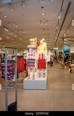 Brisbane, Queensland, Australie - 25 septembre 2019 : mannequins en magasin qui modélisent les toutes dernières mode pour femmes Banque D'Images