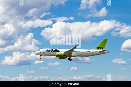EL PRAT, BARCELONE, ESPAGNE, ESPAGNE - 18 mai 2019: Barcelone, Espagne; 18 mai 2019: Airbus A220 de la compagnie Air Baltic, atterrissage à Barcelone' Banque D'Images
