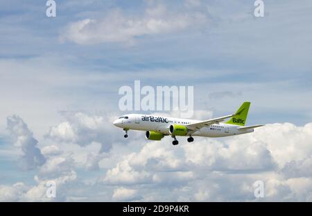 EL PRAT, BARCELONE, ESPAGNE, ESPAGNE - 18 mai 2019: Barcelone, Espagne; 18 mai 2019: Airbus A220 de la compagnie Air Baltic, atterrissage à Barcelone' Banque D'Images